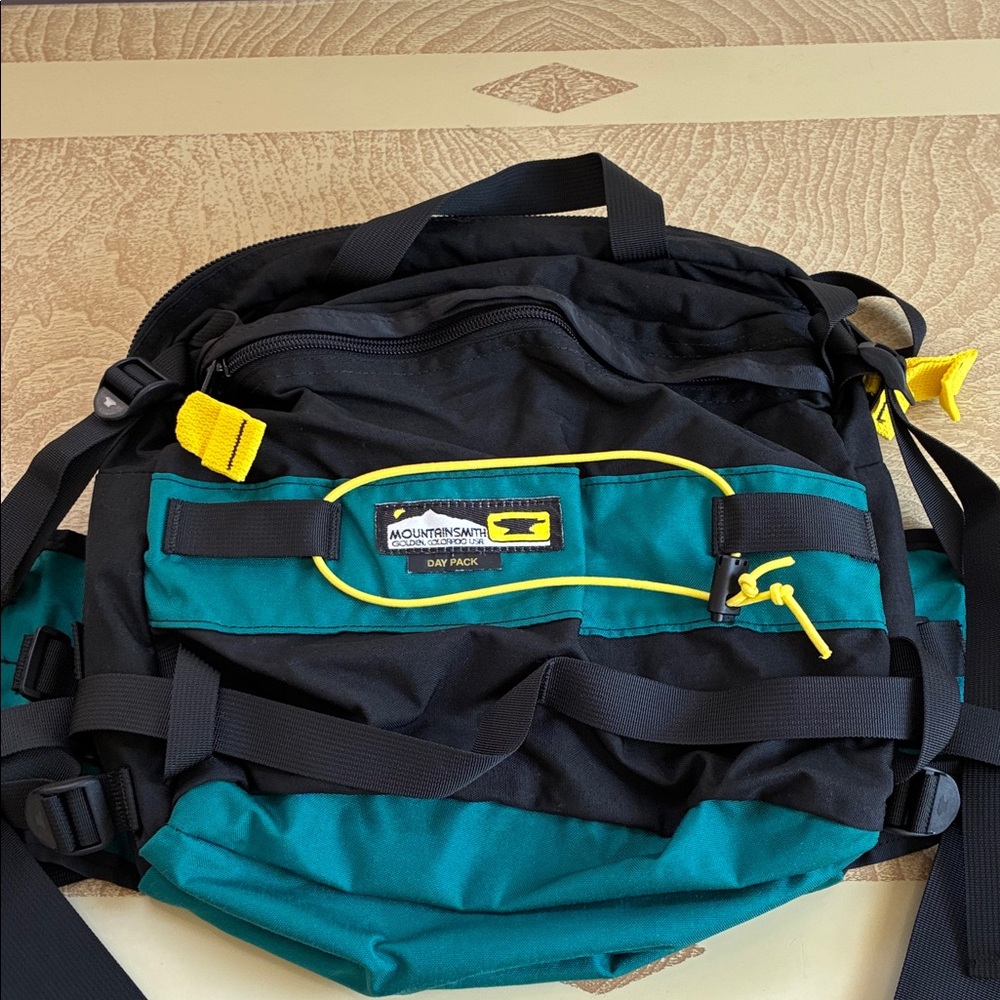 Vintage style but brand new mountain smith Black and Teal Day Pack. Never used!